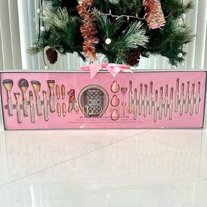 Limited Edition, Glitz & Glam 32 piece collection ￼